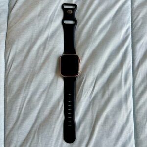 Apple Watch Series 5 (GPS, 40MM) - Gold Aluminum Case
